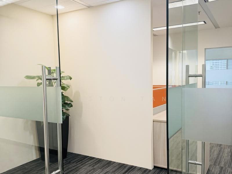 Gateway East, 152 Beach Road, Beach Road / Bugis / Rochor, 1,292 sqft, Office For Rent, by Preston Tan, 500281518 - CommercialGuru.com.sg