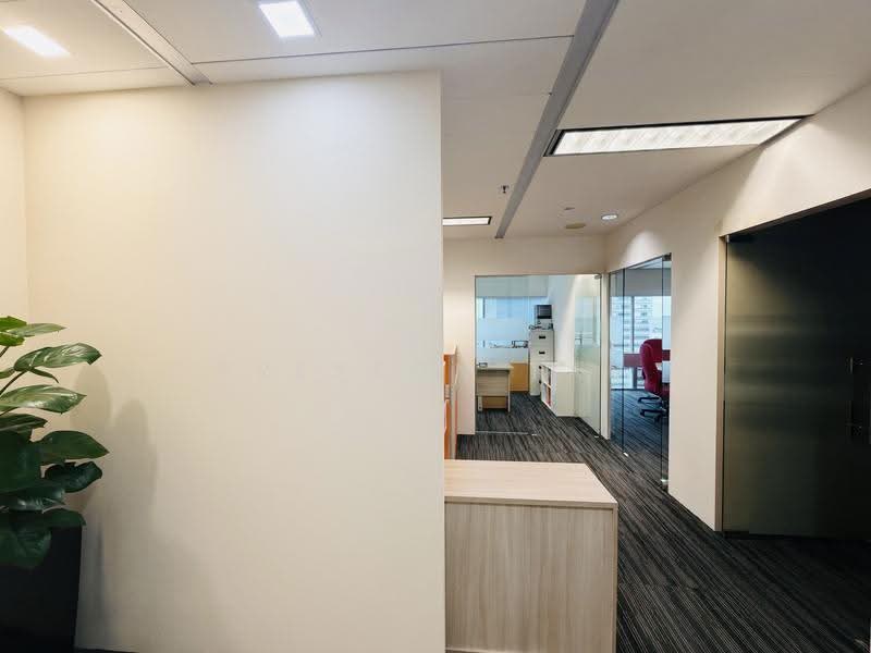 Gateway East, 152 Beach Road, Beach Road / Bugis / Rochor, 1,292 sqft, Office For Rent, by Preston Tan, 500281518 - Corridor - CommercialGuru.com.sg