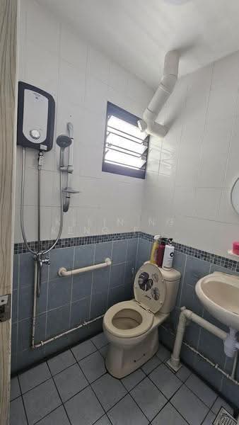 741 Yishun Avenue 5, 741 Yishun Avenue 5, Sembawang / Yishun, 2 Bedrooms, 882 sqft, HDB Flat For Rent, by Klein Ng Keng Fang, 500281565 - Bathroom - PropertyGuru.com.sg