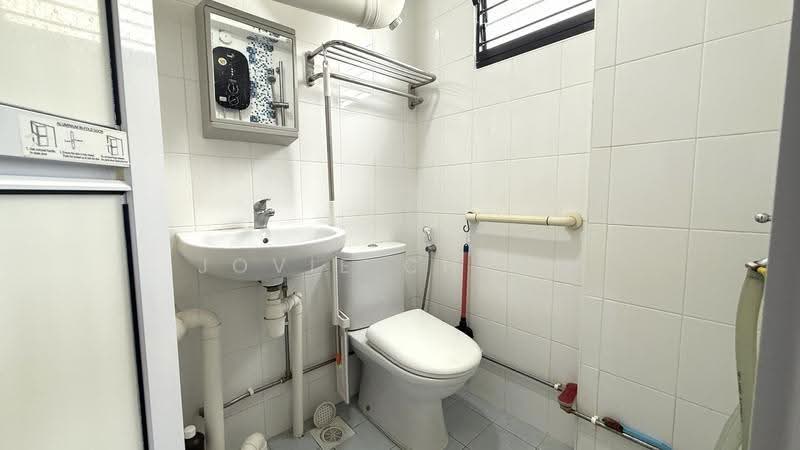 415 Hougang Avenue 10, 415 Hougang Avenue 10, Hougang / Punggol / Sengkang, Room Rental, 200 sqft, HDB Flat For Rent, by Jovie Chong, 500281585 - Bathroom - PropertyGuru.com.sg