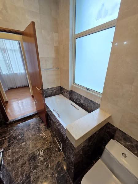 University Park, University Walk, Newton / Novena, 4 Bedrooms, 3,094 sqft, Semi-Detached House For Rent, by Alice Teo, 500281620 - Bathroom - PropertyGuru.com.sg