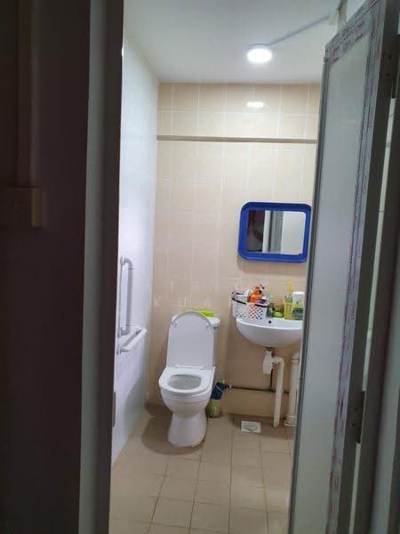 719 Bedok Reservoir Road, 719 Bedok Reservoir Road, Bedok / Upper East Coast, 3 Bedrooms, 1,593 sqft, HDB Flat For Sale, by Patrick Kuah, 500281715 - Bathroom - PropertyGuru.com.sg