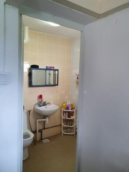719 Bedok Reservoir Road, 719 Bedok Reservoir Road, Bedok / Upper East Coast, 3 Bedrooms, 1,593 sqft, HDB Flat For Sale, by Patrick Kuah, 500281715 - Bathroom - PropertyGuru.com.sg
