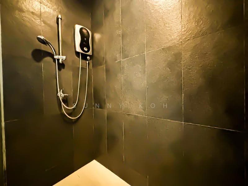 Orchard Towers, 1 Claymore Drive, Orchard / River Valley, Room Rental, 220 sqft, Apartment For Rent, by Sunny Koh, 500281740 - Bathroom - PropertyGuru.com.sg