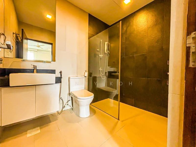 Orchard Towers, 1 Claymore Drive, Orchard / River Valley, Room Rental, 220 sqft, Apartment For Rent, by Sunny Koh, 500281740 - Bathroom - PropertyGuru.com.sg