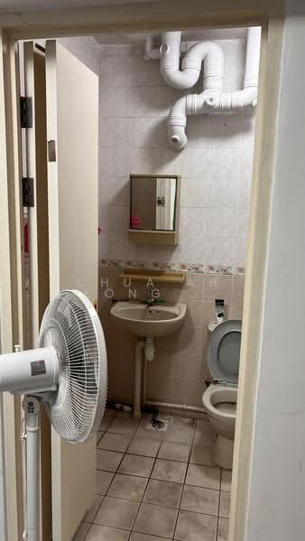 9 Cantonment Close, 9 Cantonment Close, Chinatown / Tanjong Pagar, 2 Bedrooms, 645 sqft, HDB Flat For Rent, by Chua Ah Teong (Michael), 500281757 - Bathroom - PropertyGuru.com.sg