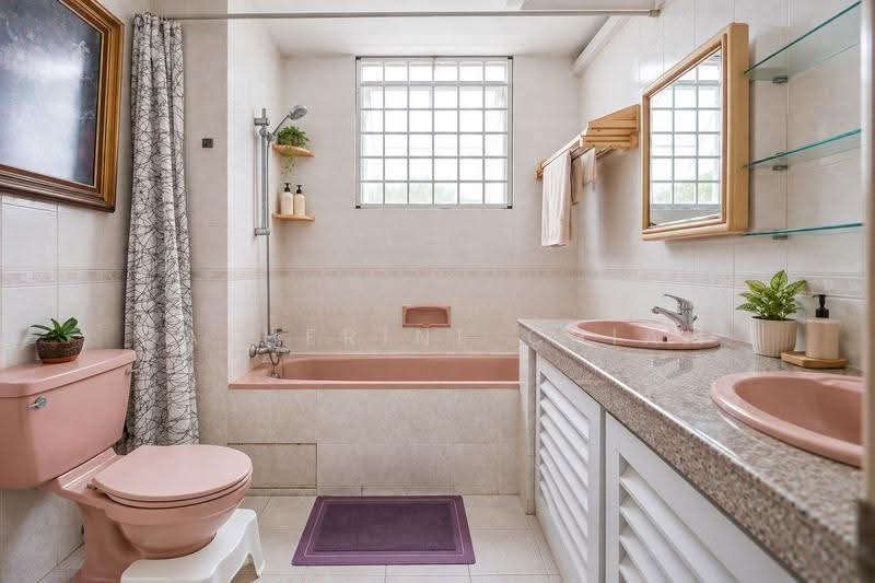 Seletar Terrace, Seleter Terrace, Seletar / Yio Chu Kang, 4 Bedrooms, 2,400 sqft, Terraced House For Sale, by Catherine Chiam, 500281782 - Bathroom - PropertyGuru.com.sg