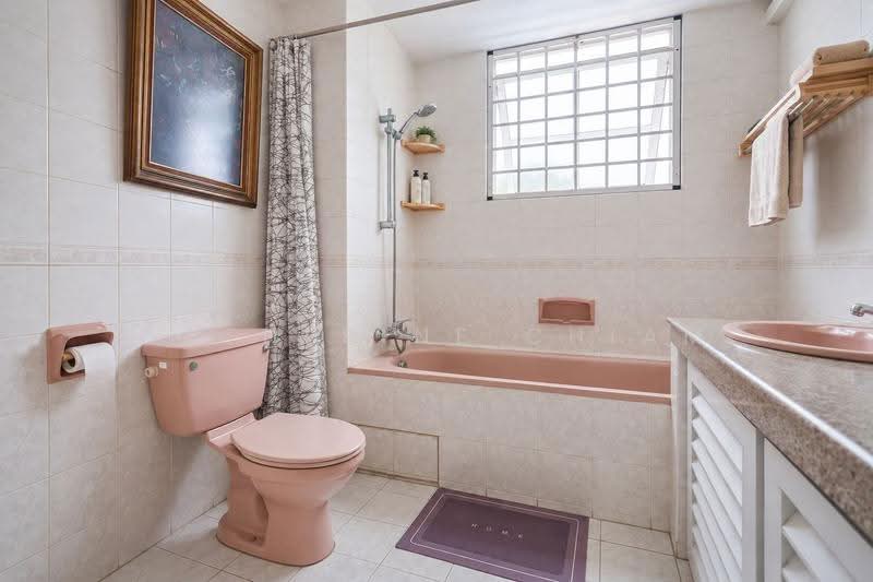 Seletar Terrace, Seleter Terrace, Seletar / Yio Chu Kang, 4 Bedrooms, 2,400 sqft, Terraced House For Sale, by Catherine Chiam, 500281782 - Bathroom - PropertyGuru.com.sg