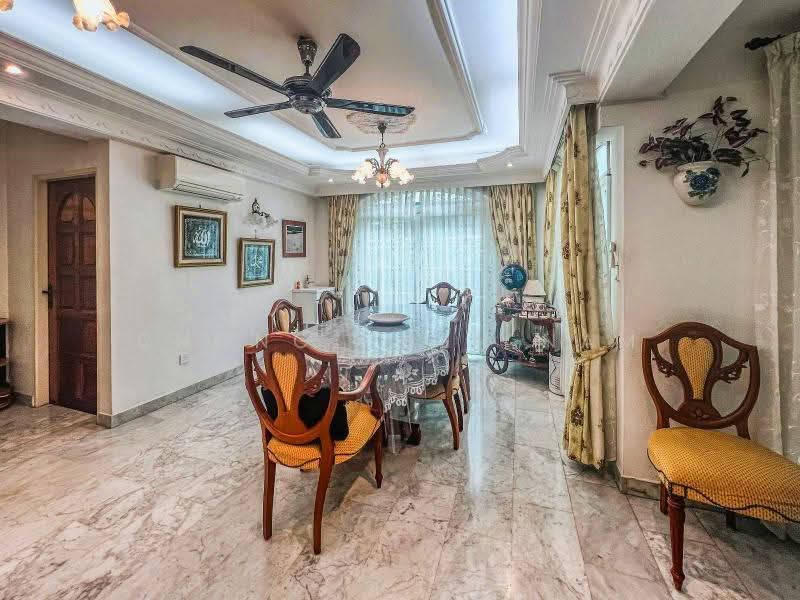 NEAR KEMBANGAN MRT. CHARMING CORNER TERRACE. SUITS A & A, REBUILDIING, JLN LAPANG, JLN SENANG, JLN SENYUM. KEMBANGAN ESTATE, Eunos / Geylang / Paya Lebar, 6 Bedrooms, 3,300 sqft, Corner Terrace For Sale, by Chong Chen Nam, 500281861 - Dining Room - PropertyGuru.com.sg
