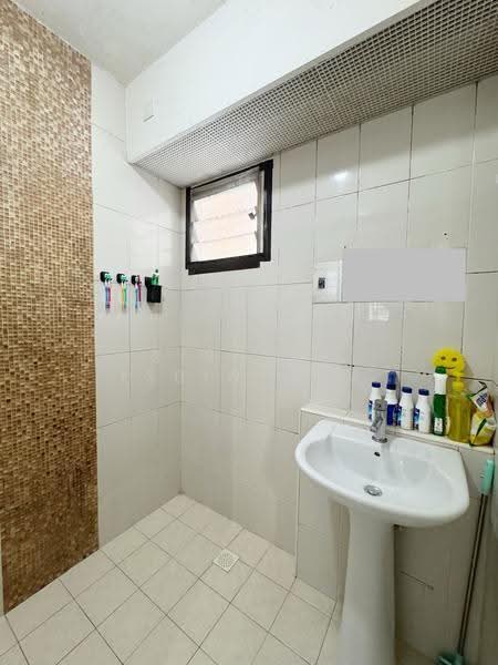 166B Teck Whye Crescent, 166B Teck Whye Crescent, Dairy Farm / Bukit Panjang / Choa Chu Kang, 2 Bedrooms, 732 sqft, HDB Flat For Sale, by Risdian Isbintara, 500281953 - Bathroom - PropertyGuru.com.sg