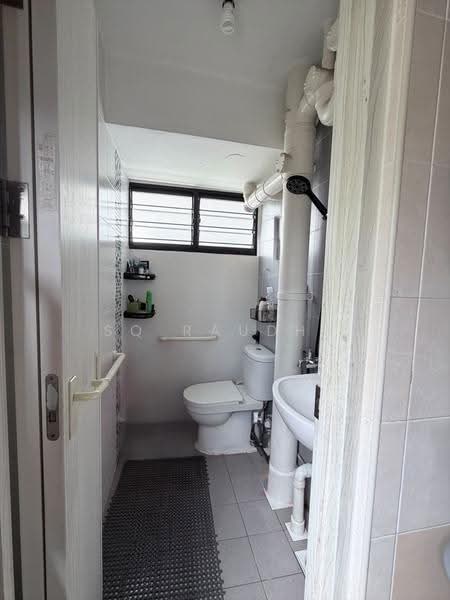 530 Jurong West Street 52, 530 Jurong West Street 52, Boon Lay / Jurong / Tuas, 2 Bedrooms, 882 sqft, HDB Flat For Sale, by SQ Raudha, 500281965 - Bathroom - PropertyGuru.com.sg