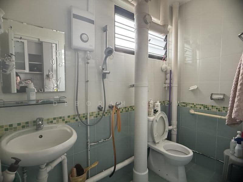 621 Bedok Reservoir Road, 621 Bedok Reservoir Road, Bedok / Upper East Coast, 3 Bedrooms, 1,302 sqft, HDB Flat For Sale, by Deborah Chew, 500281970 - Bathroom - PropertyGuru.com.sg