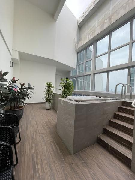 Queens Peak, 1 Dundee Road, Alexandra / Commonwealth, 5 Bedrooms, 4,715 sqft, Condominium For Sale, by Ann Marie Ee, 500282015 - Jacuzzi - PropertyGuru.com.sg