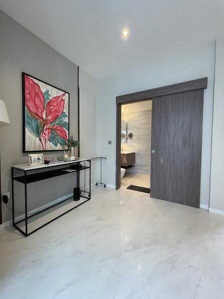 Queens Peak, 1 Dundee Road, Alexandra / Commonwealth, 5 Bedrooms, 4,715 sqft, Condominium For Sale, by Ann Marie Ee, 500282015 - Private lift reception area - PropertyGuru.com.sg