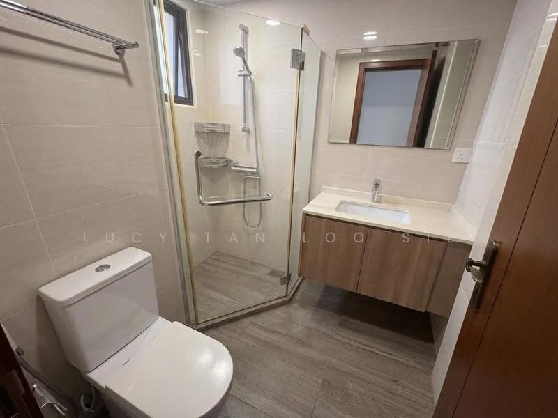 The Mayfair, 1 Jurong East Street 32, Boon Lay / Jurong / Tuas, 3 Bedrooms, 1,227 sqft, Condominium For Rent, by Lucy Tan Loo Sie, 500282087 - Bathroom - PropertyGuru.com.sg