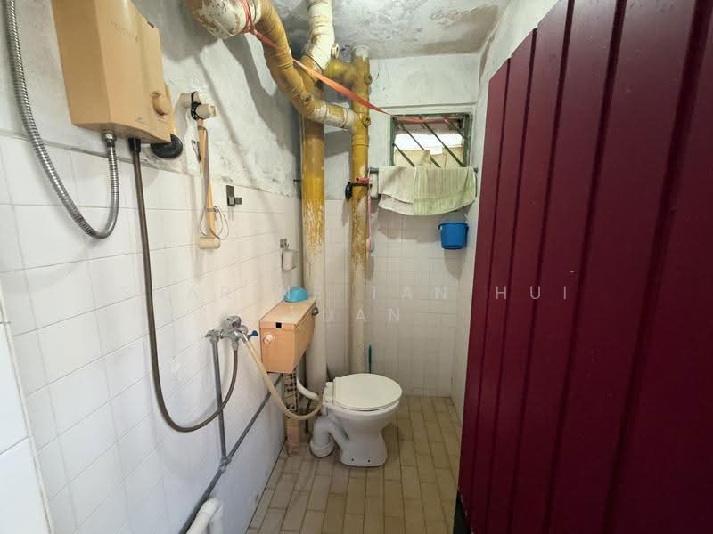 503 Bukit Batok Street 52, 503 Bukit Batok Street 52, Dairy Farm / Bukit Panjang / Choa Chu Kang, 2 Bedrooms, 689 sqft, HDB Flat For Sale, by Sharine Tan Hui Yuan, 500282094 - Bathroom - PropertyGuru.com.sg