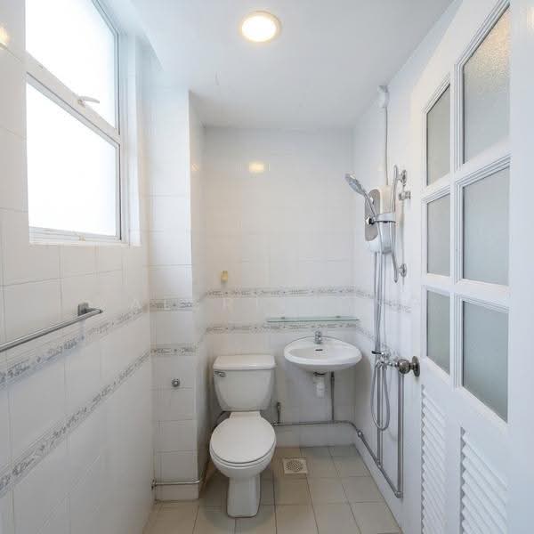 Casa Pasir Ris, 201 Jalan Loyang Besar, Changi Airport / Changi Village, 3 Bedrooms, 1,141 sqft, Condominium For Sale, by Valerie Ong, 500282144 - Kitchen Bathroom - PropertyGuru.com.sg