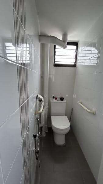 412 Pandan Gardens, 412 Pandan Gardens, Boon Lay / Jurong / Tuas, 2 Bedrooms, 785 sqft, HDB Flat For Sale, by Sheralyn Lim, 500282253 - Bathroom - PropertyGuru.com.sg