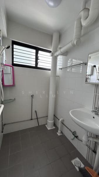 412 Pandan Gardens, 412 Pandan Gardens, Boon Lay / Jurong / Tuas, 2 Bedrooms, 785 sqft, HDB Flat For Sale, by Sheralyn Lim, 500282253 - Bathroom - PropertyGuru.com.sg