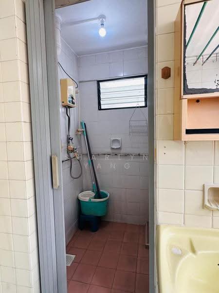 165 Stirling Road, 165 Stirling Road, Alexandra / Commonwealth, 2 Bedrooms, 646 sqft, HDB Flat For Sale, by Sharlyn Yang, 500282280 - Bathroom - PropertyGuru.com.sg