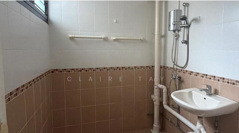 169 Bukit Batok West Avenue 8, 169 Bukit Batok West Avenue 8, Dairy Farm / Bukit Panjang / Choa Chu Kang, 2 Bedrooms, 786 sqft, HDB Flat For Sale, by Claire Tay, 500282321 - Bathroom - PropertyGuru.com.sg