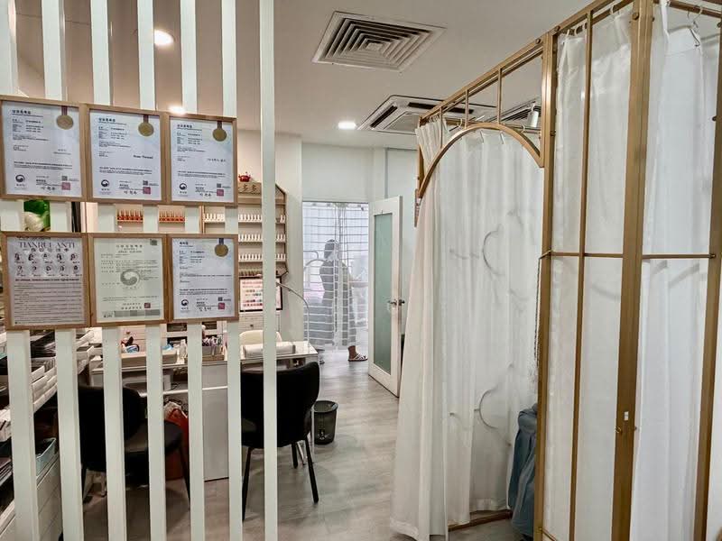 Parklane Shopping Mall, 35 Selegie Road, Beach Road / Bugis / Rochor, 440 sqft, Other Retail For Rent, by Rell Cai, 500282459 - Interior - CommercialGuru.com.sg