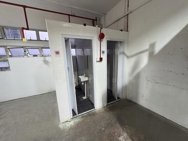 Kb Industrial Building, 10 Kaki Bukit Road 1, Eunos / Geylang / Paya Lebar, 4,542 sqft, Factory / Workshop (B2) For Sale, by Stanley Ong, 500282463 - Bathroom - CommercialGuru.com.sg