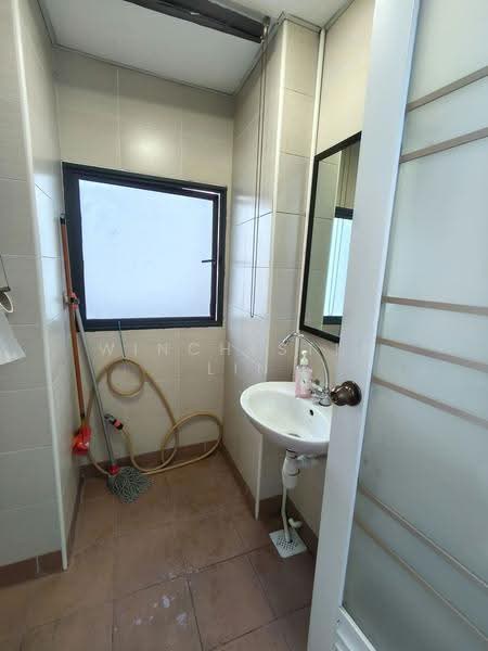 Tradehub 21, 18 Boon Lay Way, Boon Lay / Jurong / Tuas, 112 sqft, Light Industrial (B1) For Rent, by Winchester Lin, 500282471 - Bathroom - CommercialGuru.com.sg