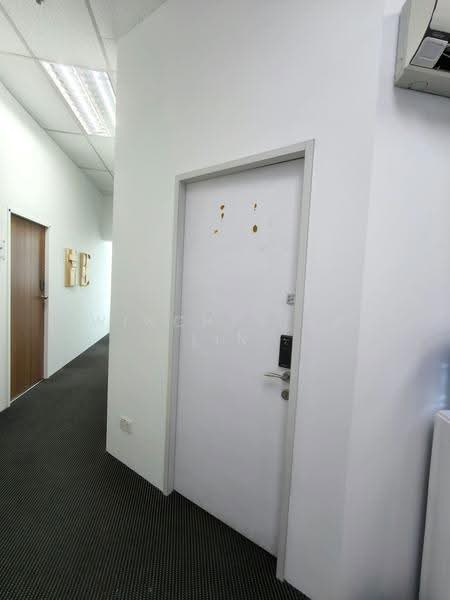 Tradehub 21, 18 Boon Lay Way, Boon Lay / Jurong / Tuas, 112 sqft, Light Industrial (B1) For Rent, by Winchester Lin, 500282471 - Corridor - CommercialGuru.com.sg