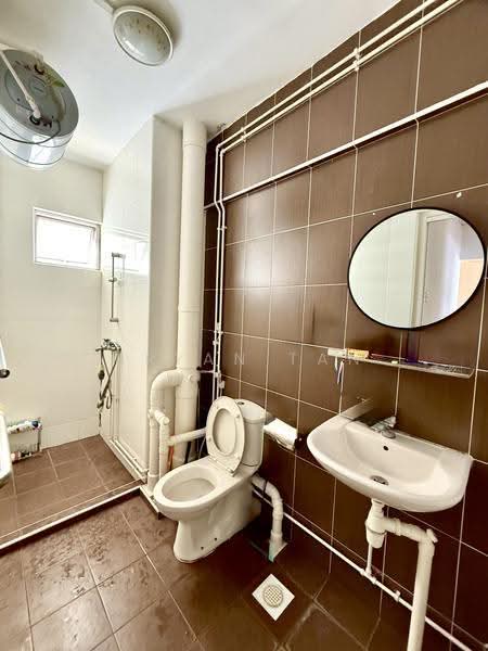 132 Lorong Ah Soo, 132 Lorong Ah Soo, Hougang / Punggol / Sengkang, 3 Bedrooms, 1,625 sqft, HDB Flat For Sale, by Bryan Tan, 500282482 - Bathroom - PropertyGuru.com.sg