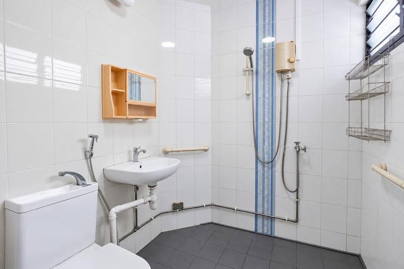 234 Jurong East Street 21, 234 Jurong East Street 21, Boon Lay / Jurong / Tuas, 3 Bedrooms, 1,302 sqft, HDB Flat For Sale, by Wes Teo, 500282530 - Bathroom - PropertyGuru.com.sg