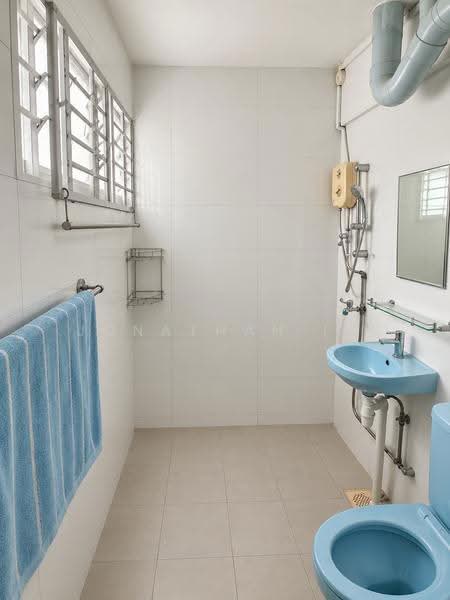 256 Yishun Ring Road, 256 Yishun Ring Road, Sembawang / Yishun, 3 Bedrooms, 904 sqft, HDB Flat For Rent, by Jonathan Lo, 500282537 - Bathroom - PropertyGuru.com.sg