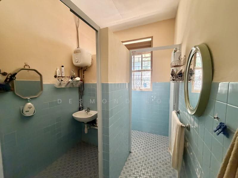 Serangoon Garden Estate, Cooling Close, Hougang / Punggol / Sengkang, 3 Bedrooms, 2,801 sqft, Terraced House For Sale, by Desmond Koh, 500282538 - Bathroom - PropertyGuru.com.sg