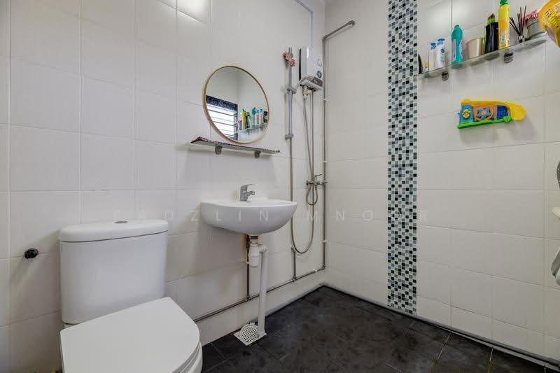 448 Tampines Street 42, 448 Tampines Street 42, Pasir Ris / Tampines, 2 Bedrooms, 796 sqft, HDB Flat For Sale, by Fadzlin MNoor, 500282544 - Master Bathroom - PropertyGuru.com.sg