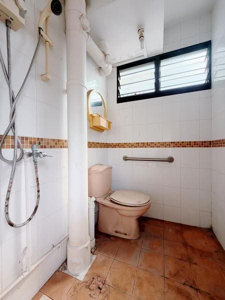 602 Clementi West Street 1, 602 Clementi West Street 1, Buona Vista / West Coast / Clementi New Town, 2 Bedrooms, 721 sqft, HDB Flat For Sale, by Lynn Lim, 500282632 - Bathroom - PropertyGuru.com.sg