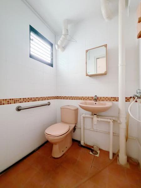 602 Clementi West Street 1, 602 Clementi West Street 1, Buona Vista / West Coast / Clementi New Town, 2 Bedrooms, 721 sqft, HDB Flat For Sale, by Lynn Lim, 500282632 - Bathroom - PropertyGuru.com.sg