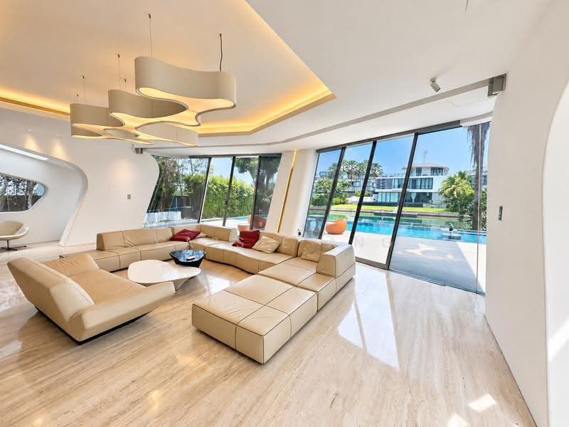 sentosa, Harbour Front, Keppel Bay, Sentosa Island, Sentosa Cove, Cove Grove, Mount Faber, Telok Blangah, Greater Southern Waterfront, Harbourfront / Telok Blangah, 6 Bedrooms, 8,000 sqft, Bungalow House For Rent, by Cassie Ang, 500282709 - Pool, Marina Facing Huge Living Room - PropertyGuru.com.sg
