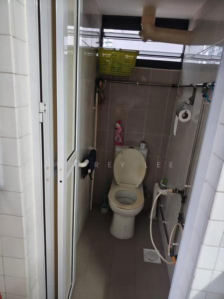 503 Bedok North Street 3, 503 Bedok North Street 3, Bedok / Upper East Coast, 2 Bedrooms, 635 sqft, HDB Flat For Rent, by Jeffrey Lee, 500282741 - Bathroom - PropertyGuru.com.sg