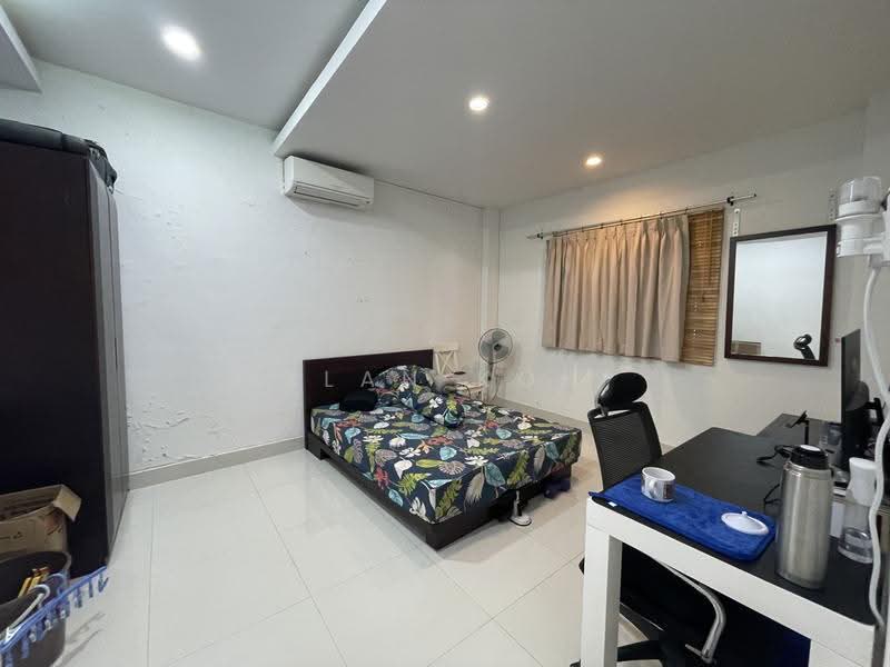 6 Months Rent. Corner Terrace near Kovan MRT. Interchange. Mall. Market. Shops Eateries., Kovan. Highland. Lowland. Hougang. Florence Rd. Simon Rd. Flower Rd. Phillips Ave. Parry Ave. Glasgow, Hougang / Punggol / Sengkang, 4 Bedrooms, 1,600 sqft, Corner Terrace For Rent, by Alan Koh, 500282850 - Bedroom - PropertyGuru.com.sg