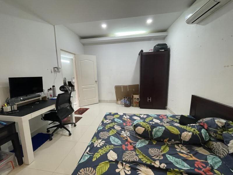 6 Months Rent. Corner Terrace near Kovan MRT. Interchange. Mall. Market. Shops Eateries., Kovan. Highland. Lowland. Hougang. Florence Rd. Simon Rd. Flower Rd. Phillips Ave. Parry Ave. Glasgow, Hougang / Punggol / Sengkang, 4 Bedrooms, 1,600 sqft, Corner Terrace For Rent, by Alan Koh, 500282850 - Bedroom - PropertyGuru.com.sg