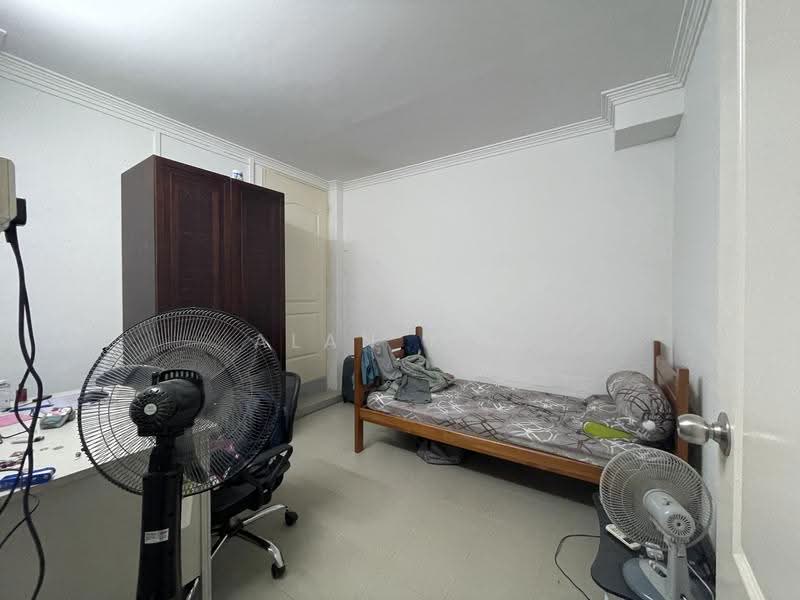 6 Months Rent. Corner Terrace near Kovan MRT. Interchange. Mall. Market. Shops Eateries., Kovan. Highland. Lowland. Hougang. Florence Rd. Simon Rd. Flower Rd. Phillips Ave. Parry Ave. Glasgow, Hougang / Punggol / Sengkang, 4 Bedrooms, 1,600 sqft, Corner Terrace For Rent, by Alan Koh, 500282850 - Bedroom - PropertyGuru.com.sg