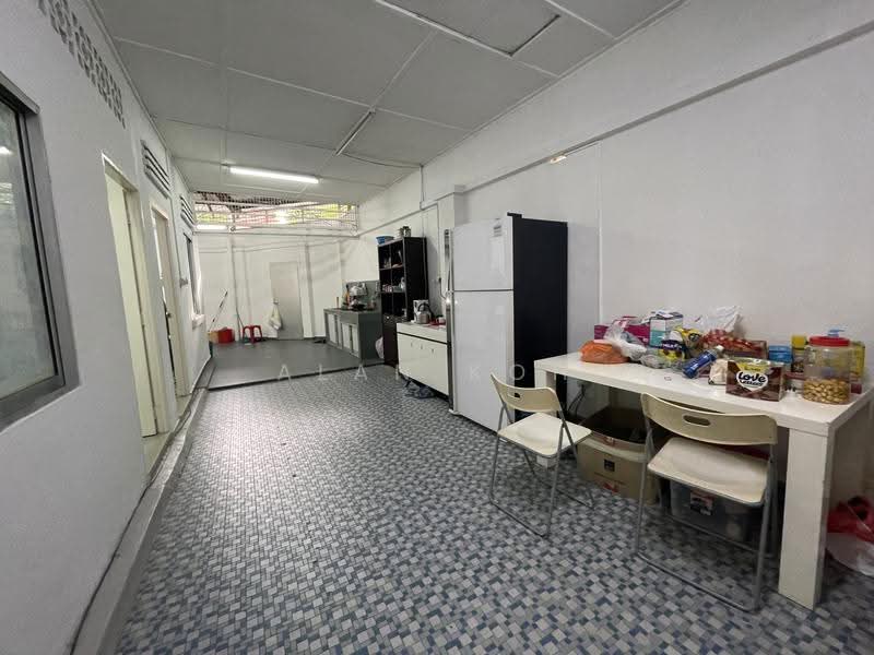 6 Months Rent. Corner Terrace near Kovan MRT. Interchange. Mall. Market. Shops Eateries., Kovan. Highland. Lowland. Hougang. Florence Rd. Simon Rd. Flower Rd. Phillips Ave. Parry Ave. Glasgow, Hougang / Punggol / Sengkang, 4 Bedrooms, 1,600 sqft, Corner Terrace For Rent, by Alan Koh, 500282850 - Kitchen - PropertyGuru.com.sg