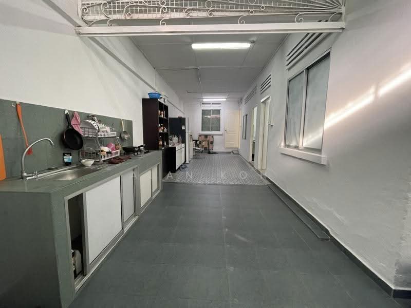 6 Months Rent. Corner Terrace near Kovan MRT. Interchange. Mall. Market. Shops Eateries., Kovan. Highland. Lowland. Hougang. Florence Rd. Simon Rd. Flower Rd. Phillips Ave. Parry Ave. Glasgow, Hougang / Punggol / Sengkang, 4 Bedrooms, 1,600 sqft, Corner Terrace For Rent, by Alan Koh, 500282850 - Kitchen - PropertyGuru.com.sg