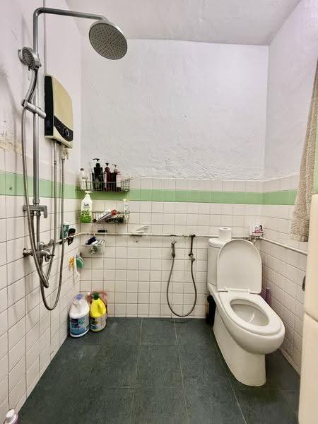 6 Months Rent. Corner Terrace near Kovan MRT. Interchange. Mall. Market. Shops Eateries., Kovan. Highland. Lowland. Hougang. Florence Rd. Simon Rd. Flower Rd. Phillips Ave. Parry Ave. Glasgow, Hougang / Punggol / Sengkang, 4 Bedrooms, 1,600 sqft, Corner Terrace For Rent, by Alan Koh, 500282850 - Bathroom - PropertyGuru.com.sg