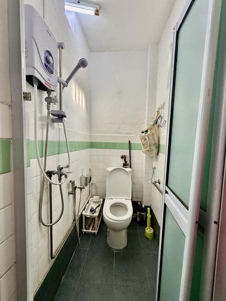 6 Months Rent. Corner Terrace near Kovan MRT. Interchange. Mall. Market. Shops Eateries., Kovan. Highland. Lowland. Hougang. Florence Rd. Simon Rd. Flower Rd. Phillips Ave. Parry Ave. Glasgow, Hougang / Punggol / Sengkang, 4 Bedrooms, 1,600 sqft, Corner Terrace For Rent, by Alan Koh, 500282850 - Bathroom - PropertyGuru.com.sg