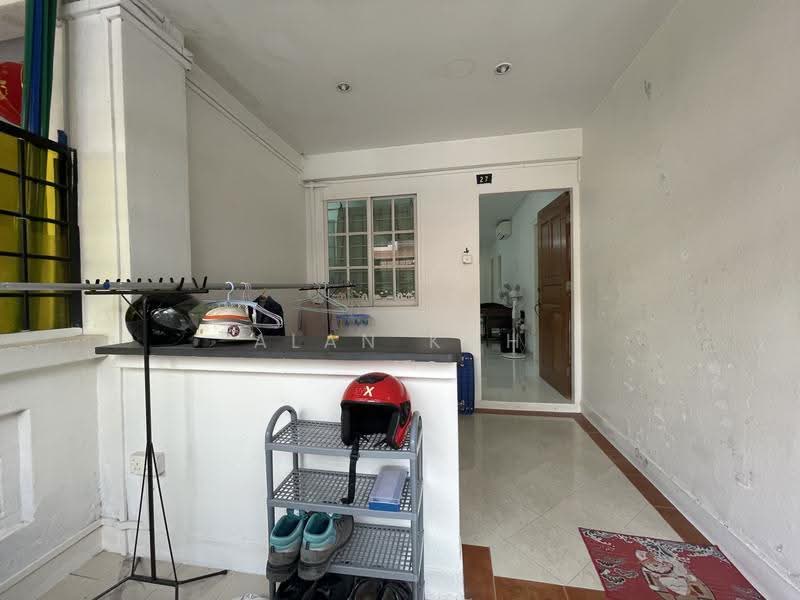6 Months Rent. Corner Terrace near Kovan MRT. Interchange. Mall. Market. Shops Eateries., Kovan. Highland. Lowland. Hougang. Florence Rd. Simon Rd. Flower Rd. Phillips Ave. Parry Ave. Glasgow, Hougang / Punggol / Sengkang, 4 Bedrooms, 1,600 sqft, Corner Terrace For Rent, by Alan Koh, 500282850 - Entrance - PropertyGuru.com.sg