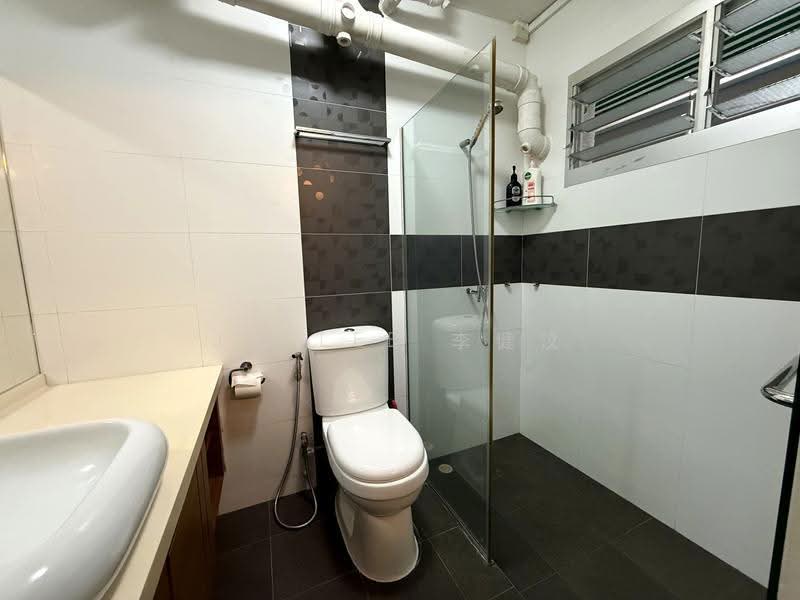 923 Hougang Avenue 9, 923 Hougang Avenue 9, Hougang / Punggol / Sengkang, 4 Bedrooms, 1,292 sqft, HDB Flat For Sale, by JW Lee 李健汶, 500282871 - Bathroom - PropertyGuru.com.sg