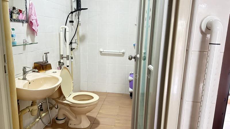 754 Woodlands Circle, 754 Woodlands Circle, Admiralty / Woodlands, 3 Bedrooms, 1,109 sqft, HDB Flat For Sale, by Leon Hon, 500282891 - Bathroom - PropertyGuru.com.sg