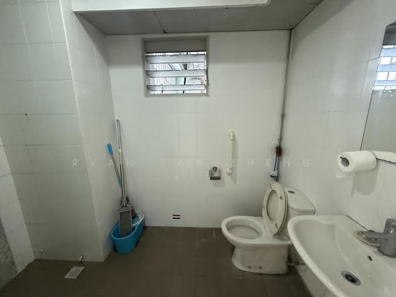 126A Kim Tian Road, 126A Kim Tian Road, Alexandra / Commonwealth, 3 Bedrooms, 1,215 sqft, HDB Flat For Sale, by Ryan Tan Zheng Jie, 500282908 - Bathroom - PropertyGuru.com.sg