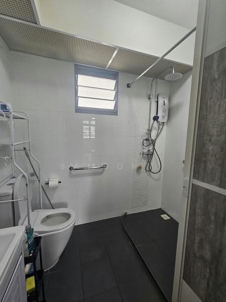 377B Hougang Street 32, 377B Hougang Street 32, Hougang / Punggol / Sengkang, 4 Bedrooms, 1,206 sqft, HDB Flat For Sale, by Samson ., 500283004 - Bathroom - PropertyGuru.com.sg
